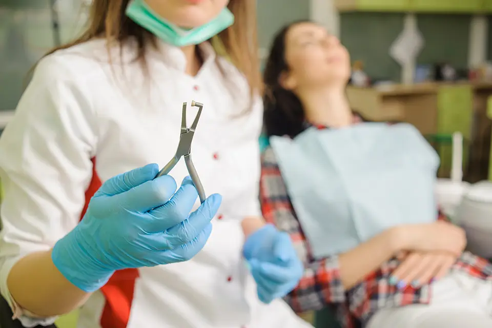 Tooth Extraction Healing Time: The First 24–72 Hours (What to Expect)